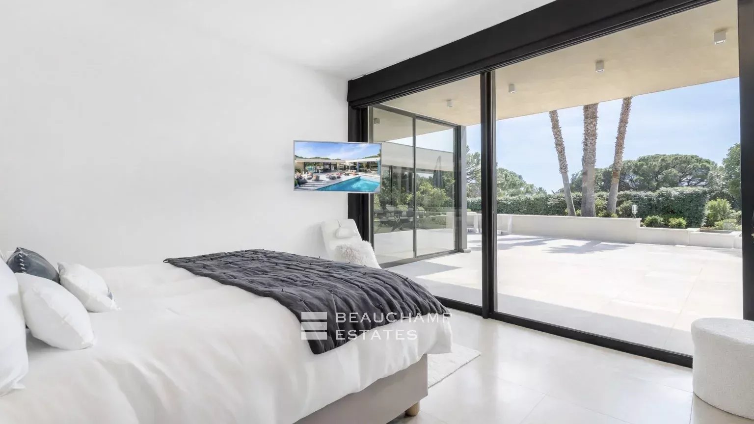 Intimate luxury contemporary villa within walking distance of Pampelonne beaches Intimate luxury contemporary villa within walking distance of Pampelonne beaches