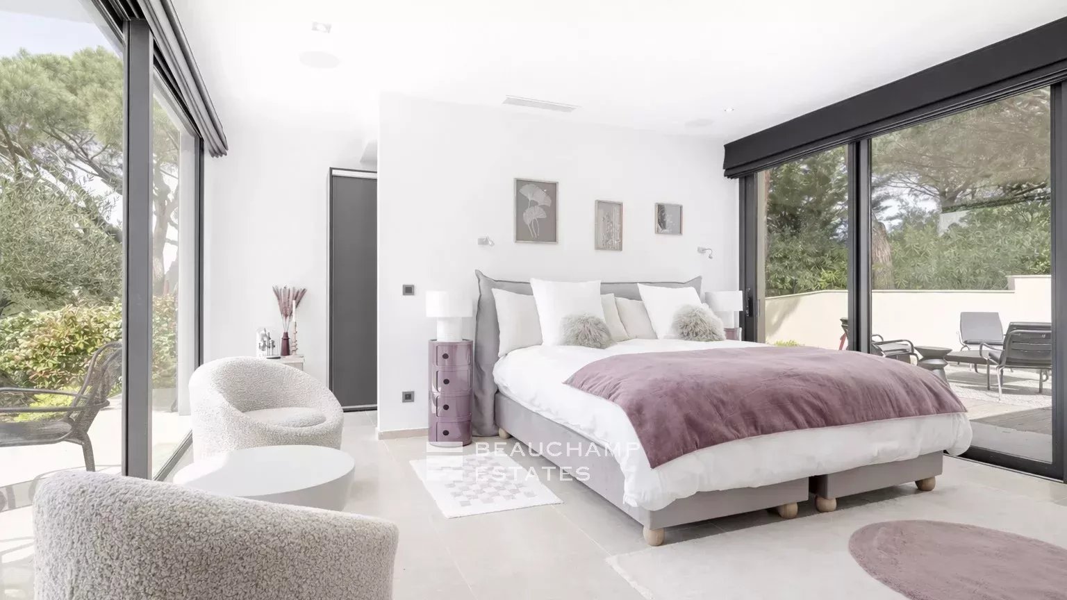 Intimate luxury contemporary villa within walking distance of Pampelonne beaches Intimate luxury contemporary villa within walking distance of Pampelonne beaches