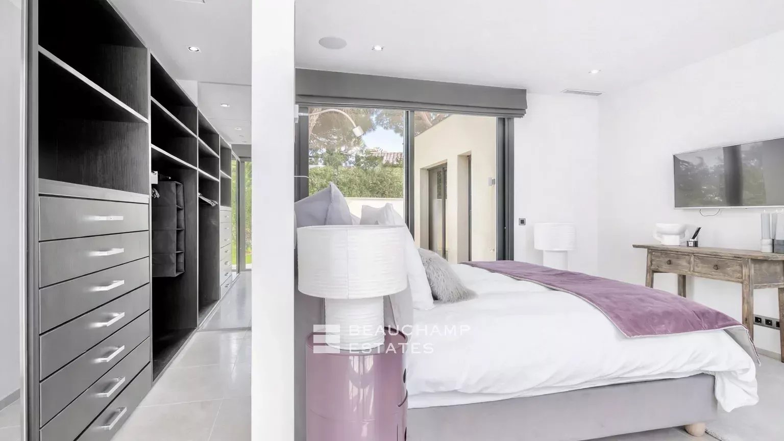 Intimate luxury contemporary villa within walking distance of Pampelonne beaches Intimate luxury contemporary villa within walking distance of Pampelonne beaches