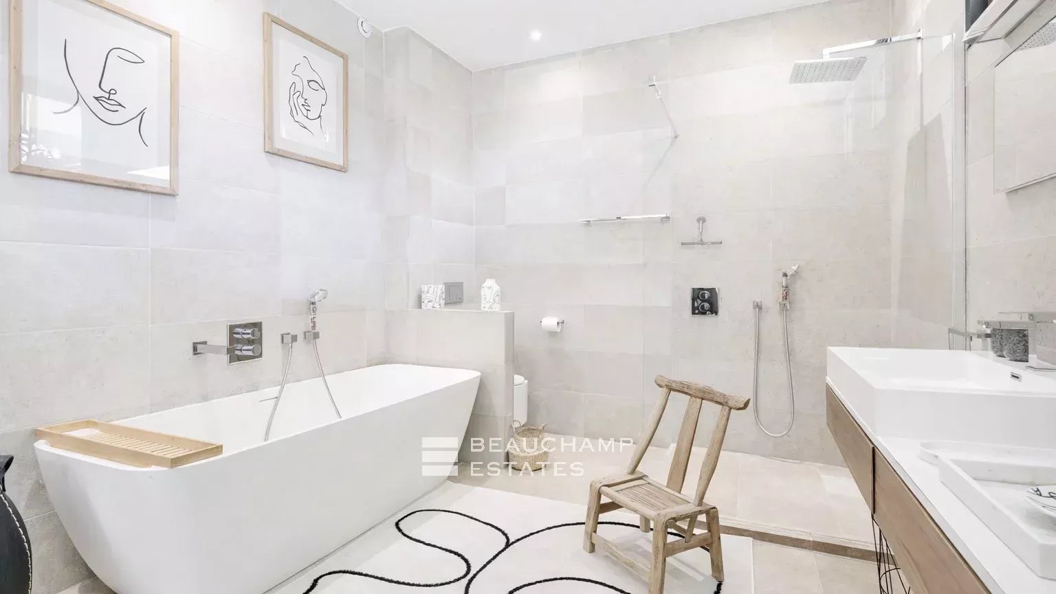 Intimate luxury contemporary villa within walking distance of Pampelonne beaches Intimate luxury contemporary villa within walking distance of Pampelonne beaches