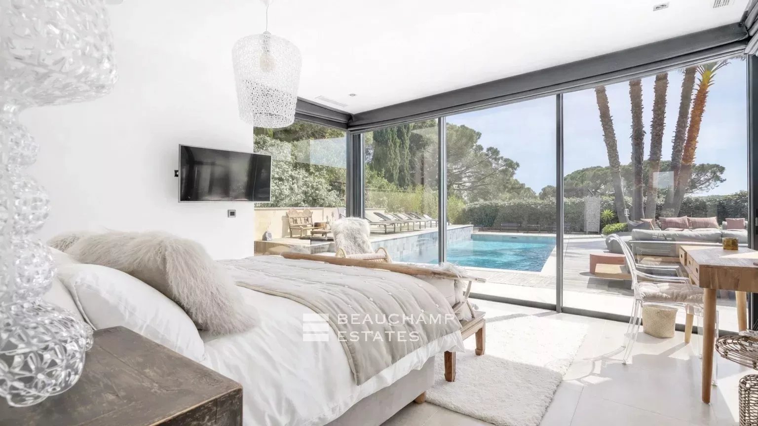 Intimate luxury contemporary villa within walking distance of Pampelonne beaches Intimate luxury contemporary villa within walking distance of Pampelonne beaches