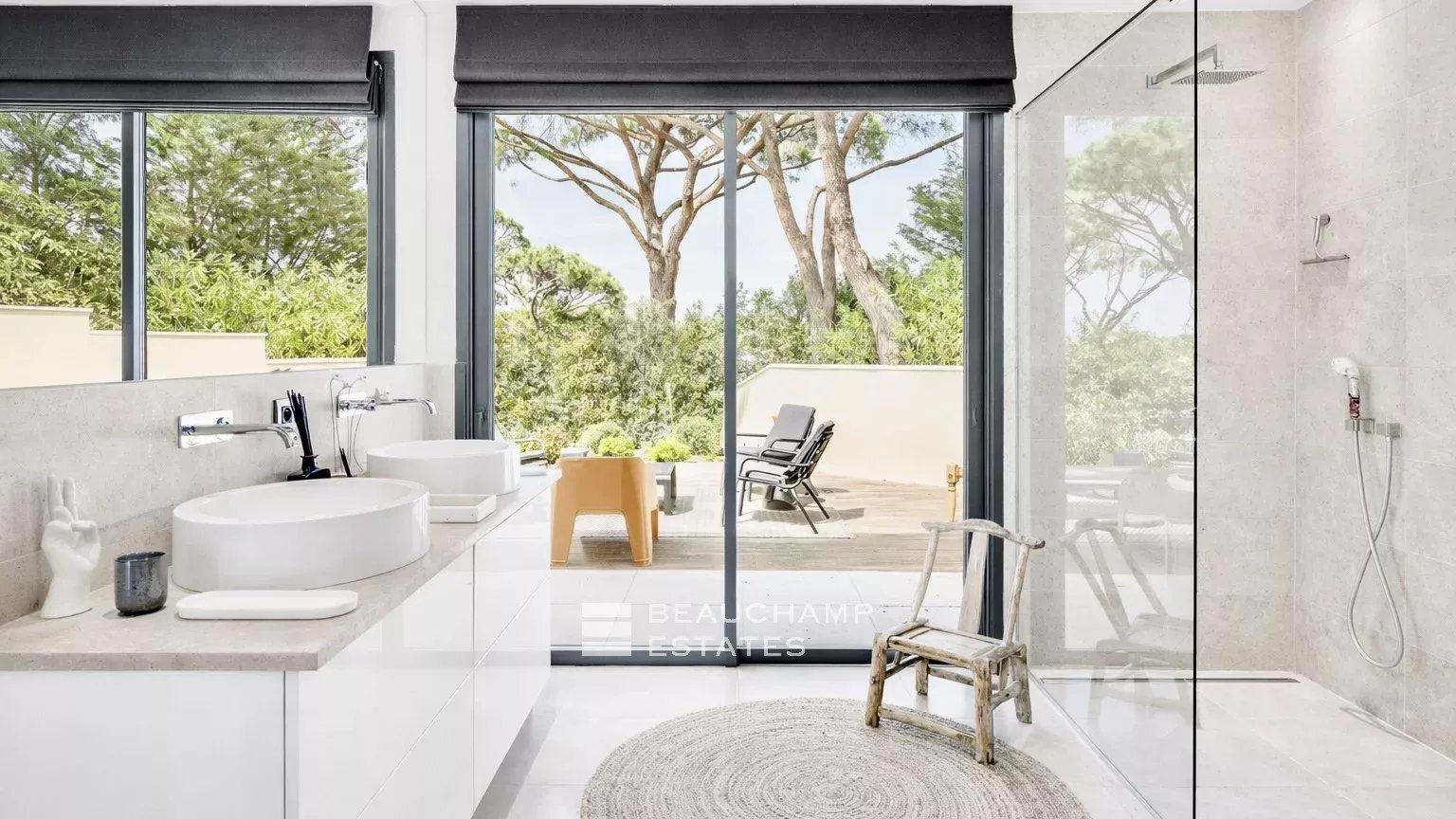 Intimate luxury contemporary villa within walking distance of Pampelonne beaches Intimate luxury contemporary villa within walking distance of Pampelonne beaches