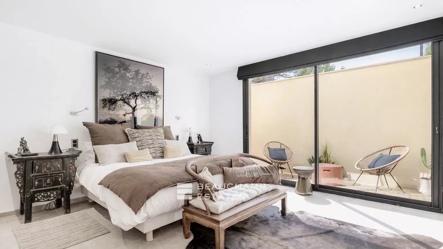 Intimate luxury contemporary villa within walking distance of Pampelonne beaches Intimate luxury contemporary villa within walking distance of Pampelonne beaches