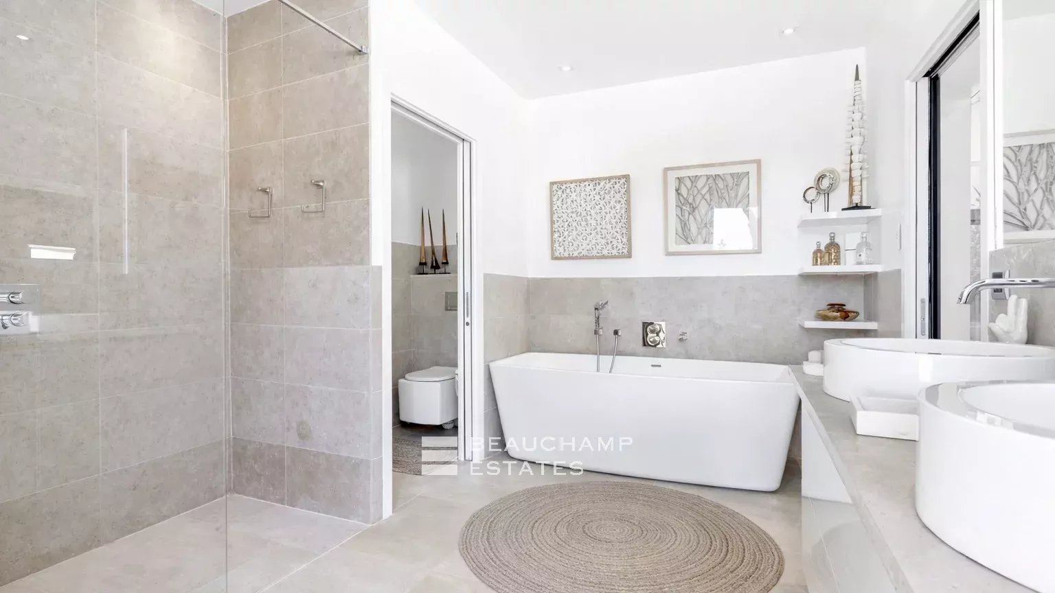 Intimate luxury contemporary villa within walking distance of Pampelonne beaches Intimate luxury contemporary villa within walking distance of Pampelonne beaches