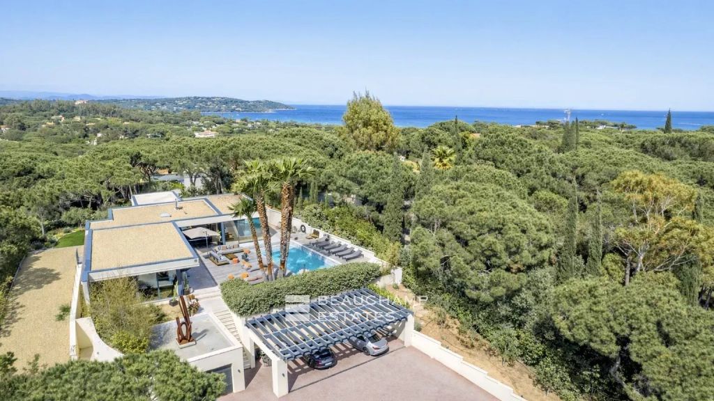 Intimate luxury contemporary villa within walking distance of Pampelonne beaches