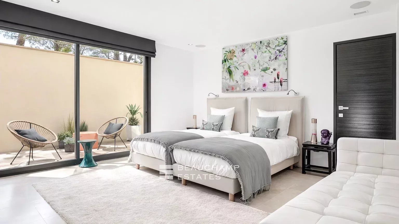 Intimate luxury contemporary villa within walking distance of Pampelonne beaches Intimate luxury contemporary villa within walking distance of Pampelonne beaches