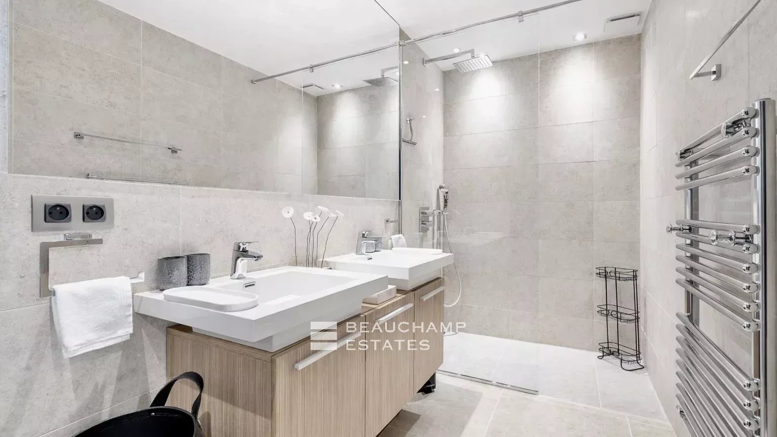 Intimate luxury contemporary villa within walking distance of Pampelonne beaches Intimate luxury contemporary villa within walking distance of Pampelonne beaches