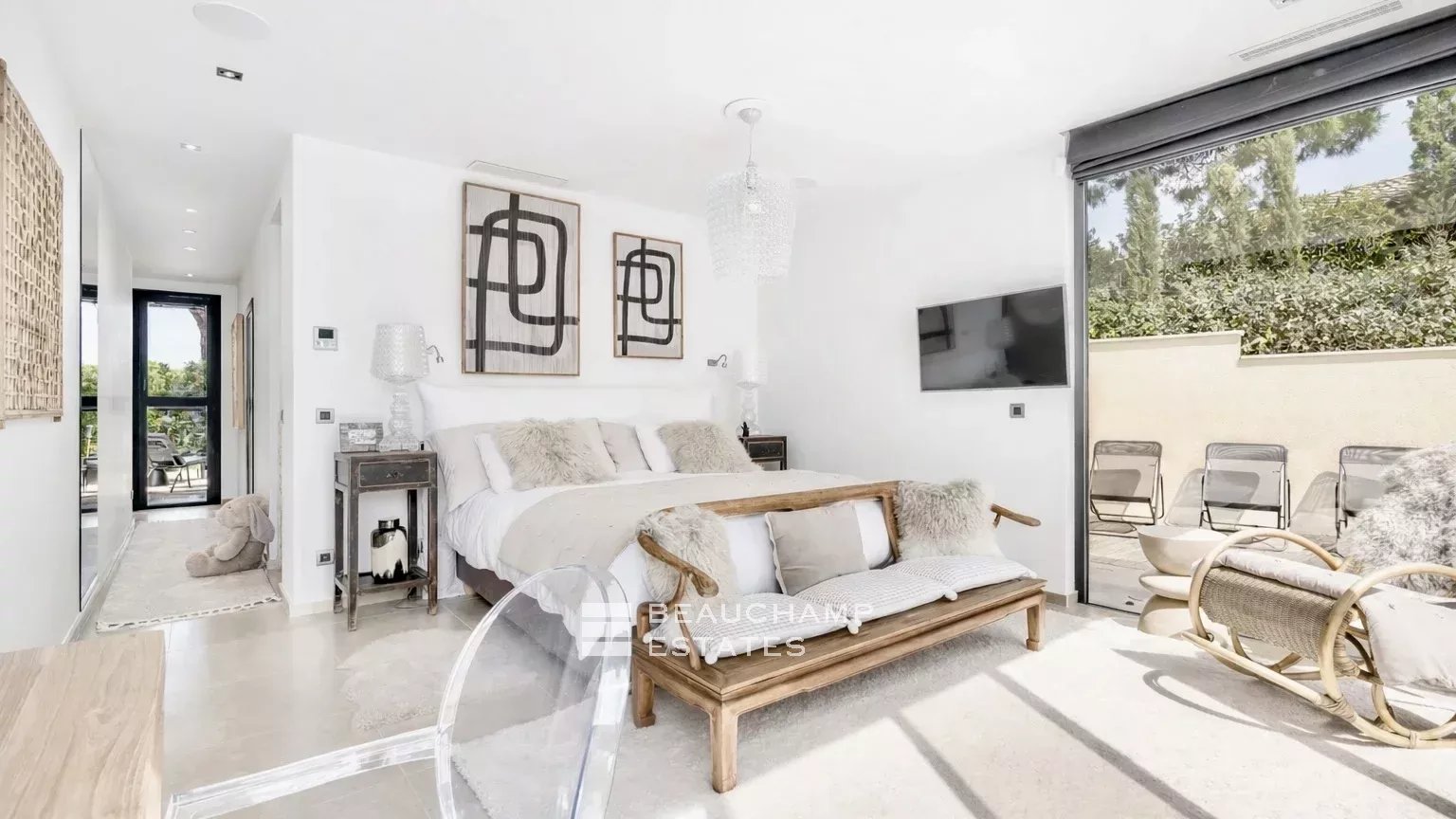 Intimate luxury contemporary villa within walking distance of Pampelonne beaches Intimate luxury contemporary villa within walking distance of Pampelonne beaches