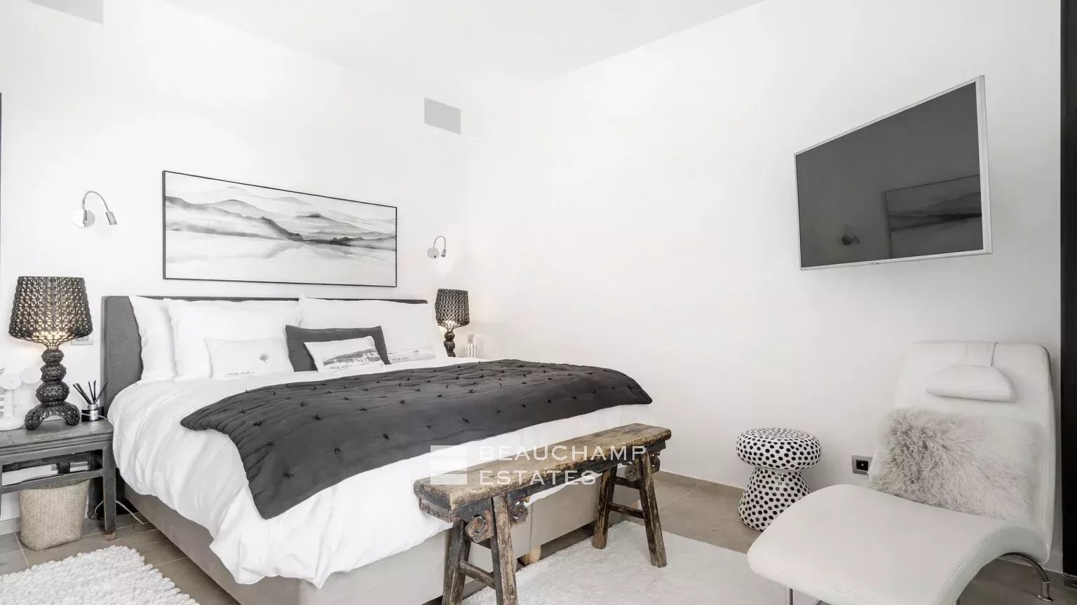 Intimate luxury contemporary villa within walking distance of Pampelonne beaches Intimate luxury contemporary villa within walking distance of Pampelonne beaches