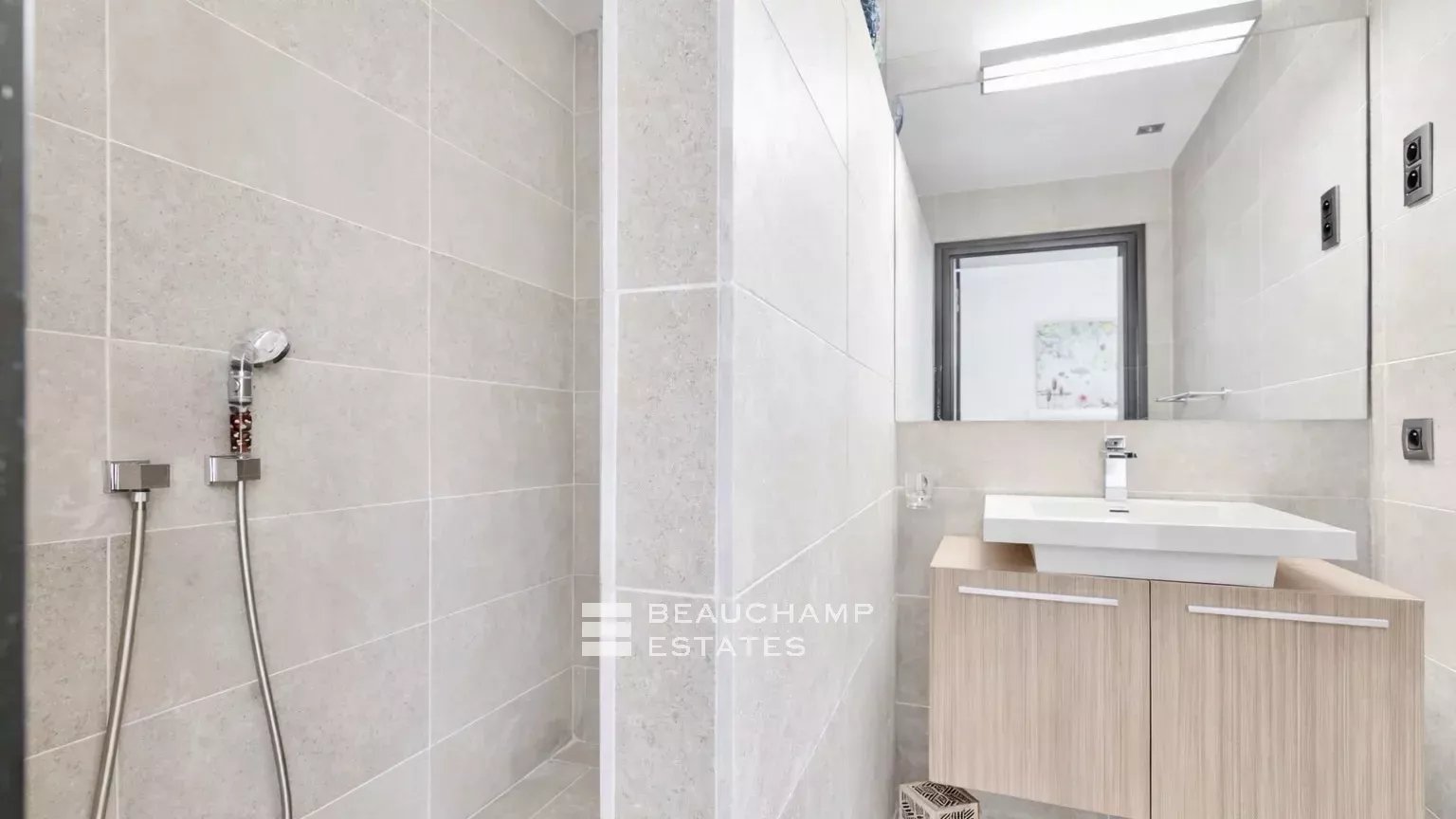 Intimate luxury contemporary villa within walking distance of Pampelonne beaches Intimate luxury contemporary villa within walking distance of Pampelonne beaches