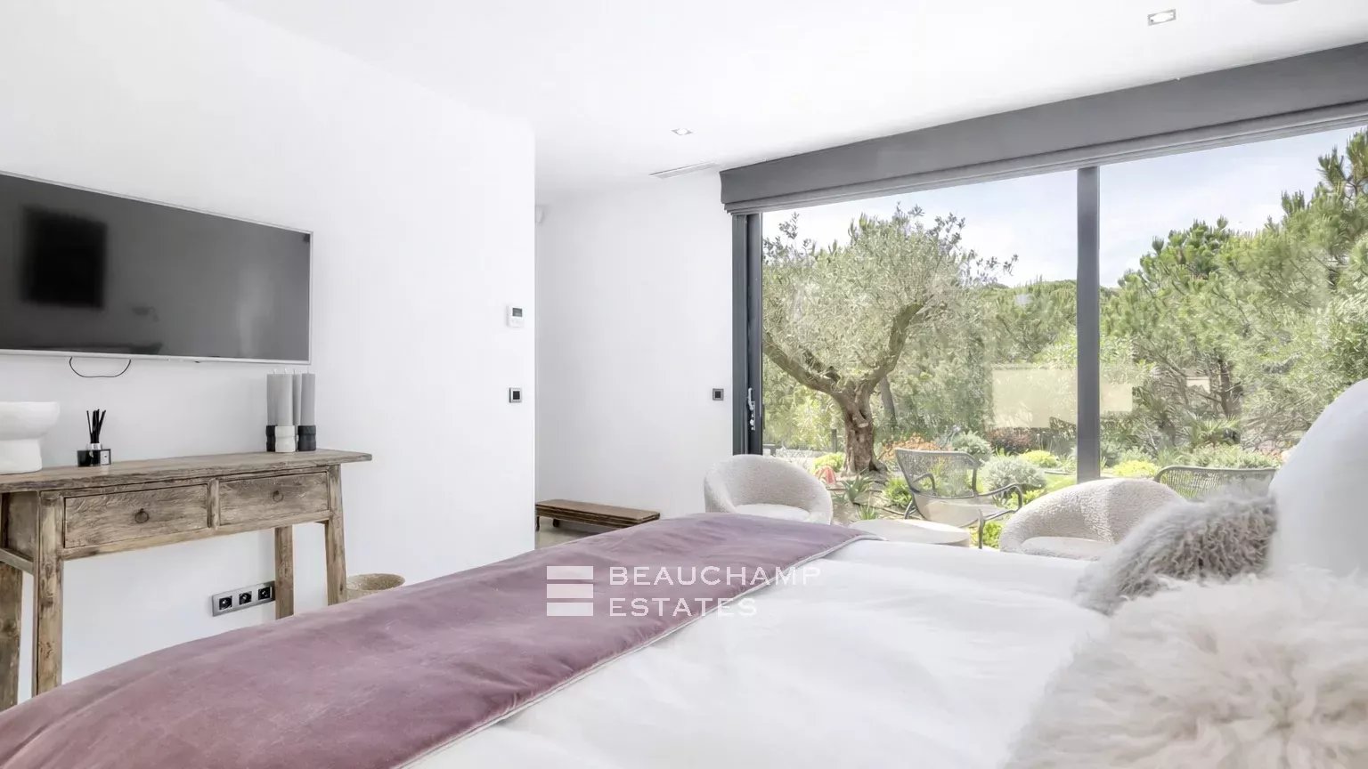 Intimate luxury contemporary villa within walking distance of Pampelonne beaches Intimate luxury contemporary villa within walking distance of Pampelonne beaches