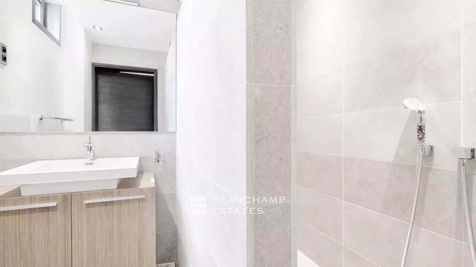 Intimate luxury contemporary villa within walking distance of Pampelonne beaches Intimate luxury contemporary villa within walking distance of Pampelonne beaches