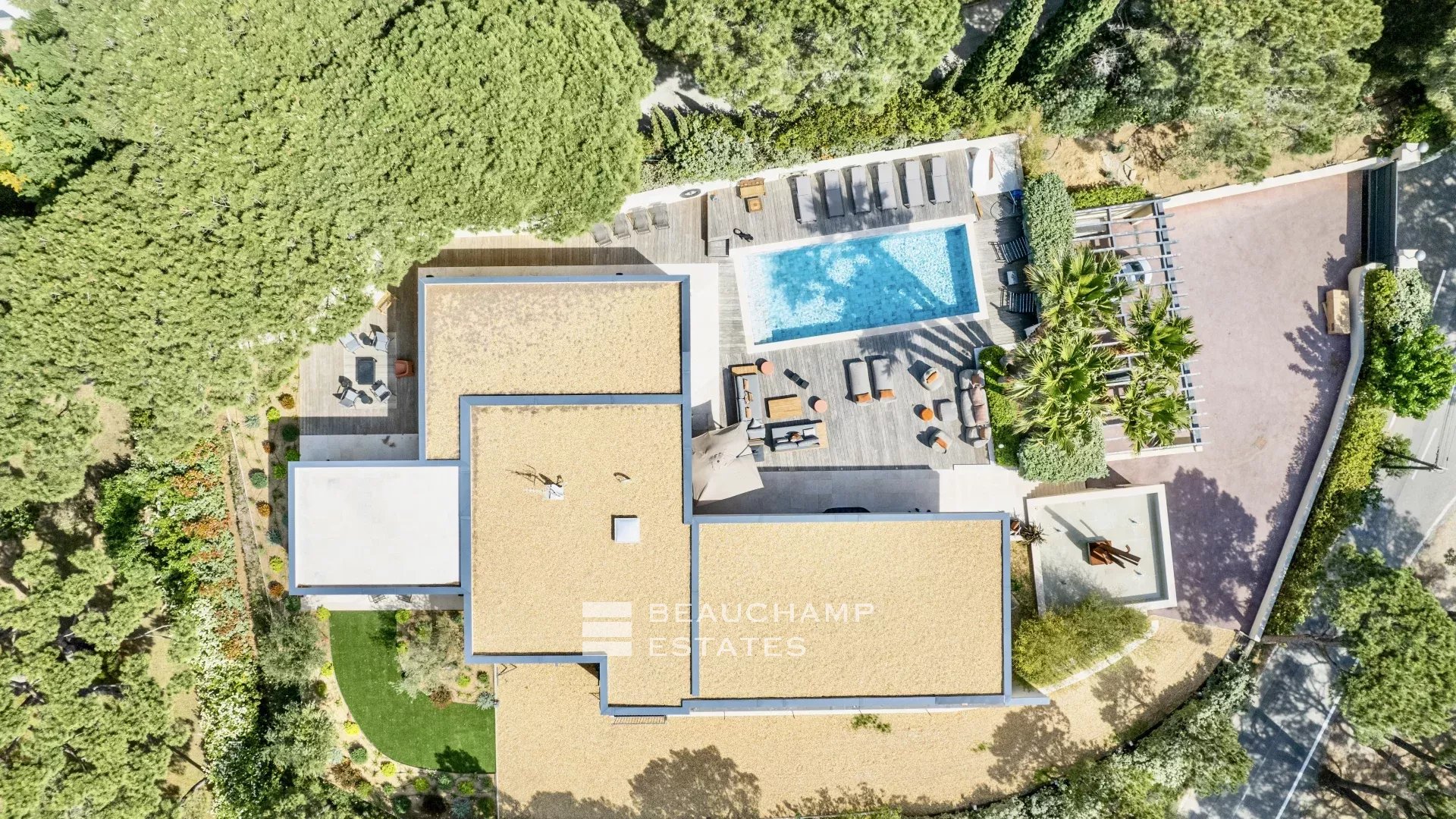 Intimate luxury contemporary villa within walking distance of Pampelonne beaches Intimate luxury contemporary villa within walking distance of Pampelonne beaches