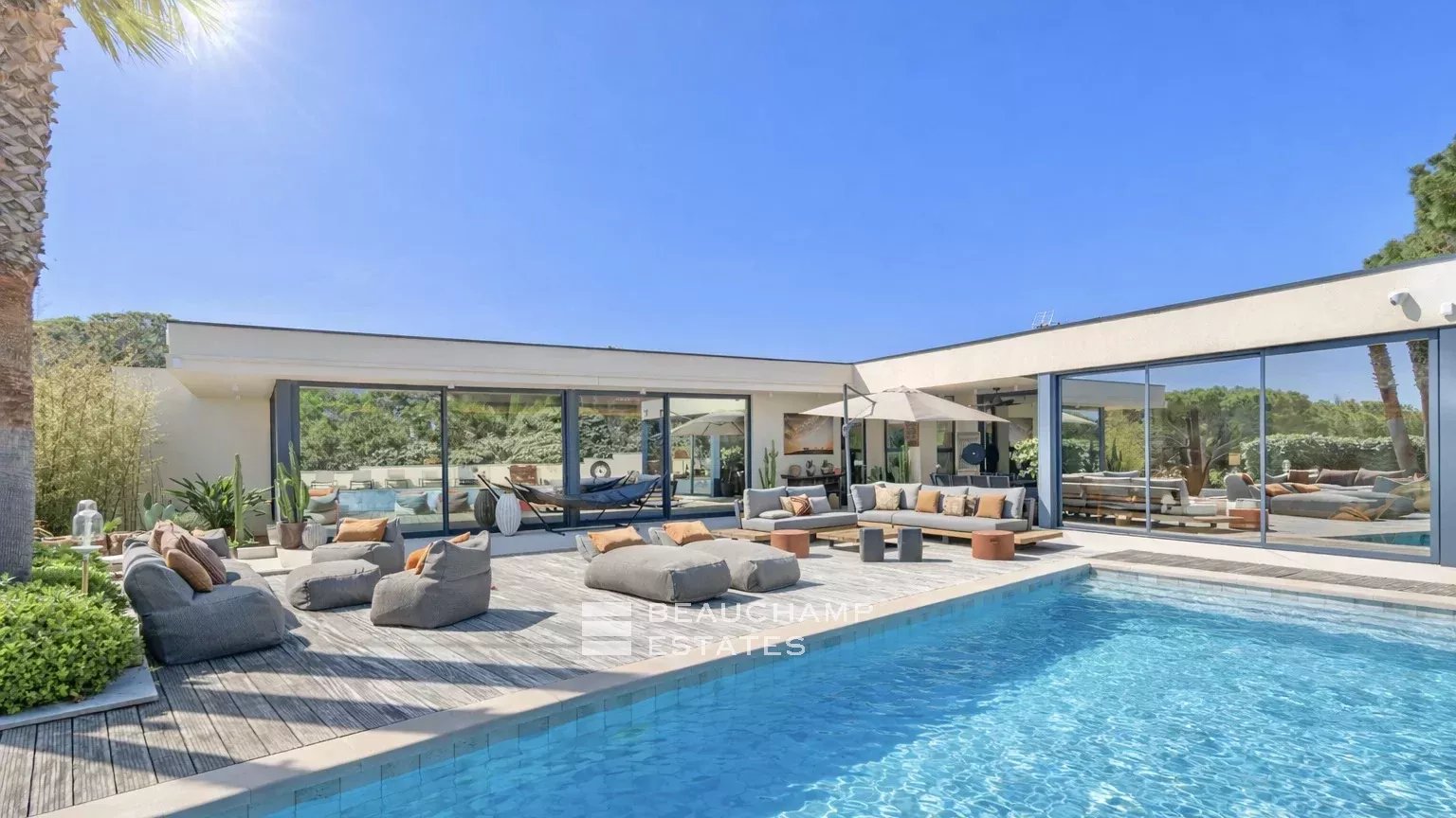 Intimate luxury contemporary villa within walking distance of Pampelonne beaches Intimate luxury contemporary villa within walking distance of Pampelonne beaches