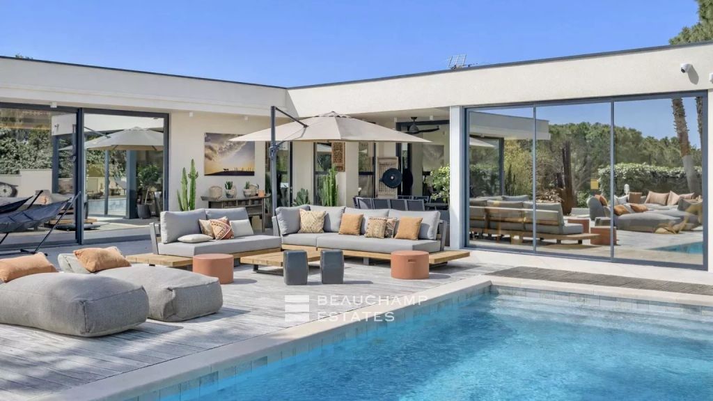 Intimate luxury contemporary villa within walking distance of Pampelonne beaches