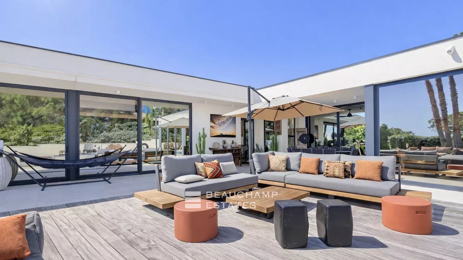 Intimate luxury contemporary villa within walking distance of Pampelonne beaches Intimate luxury contemporary villa within walking distance of Pampelonne beaches