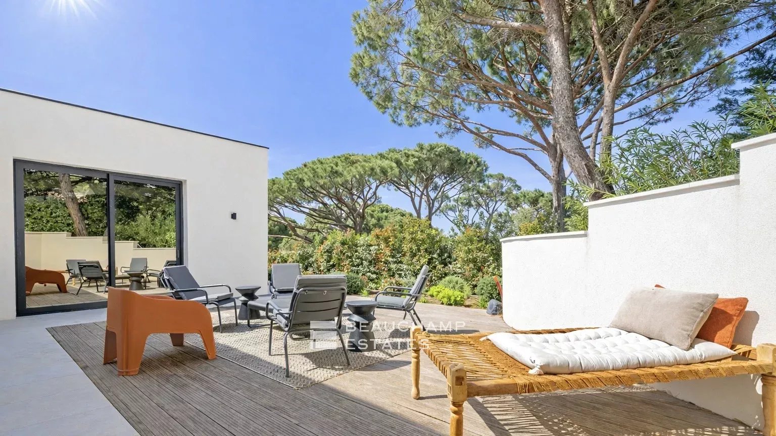 Intimate luxury contemporary villa within walking distance of Pampelonne beaches Intimate luxury contemporary villa within walking distance of Pampelonne beaches