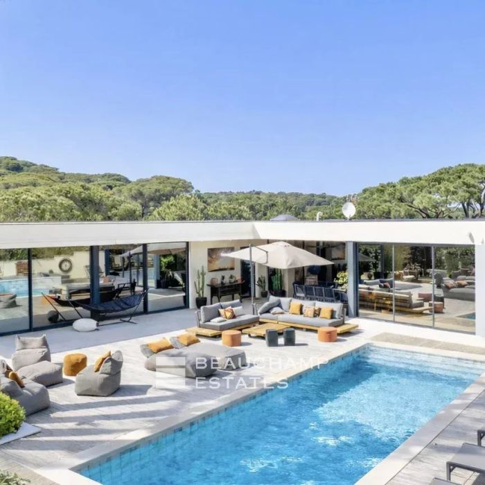 Intimate luxury contemporary villa within walking distance of Pampelonne beaches