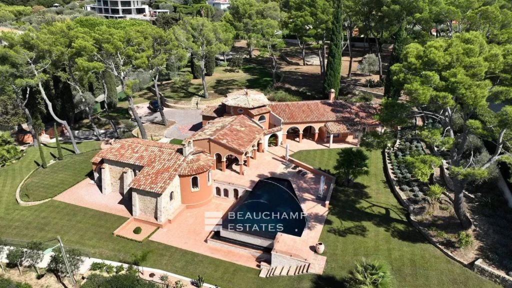 Le Cannet – Elegant Renovated Provençal Villa with Exceptional Sea View