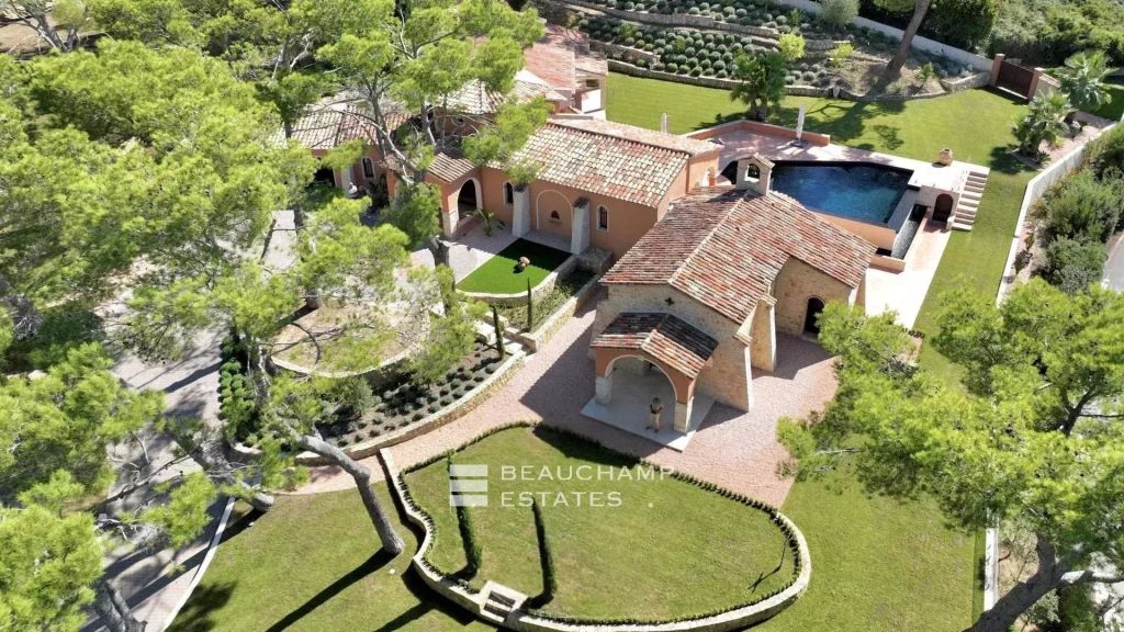 Le Cannet – Elegant Renovated Provençal Villa with Exceptional Sea View