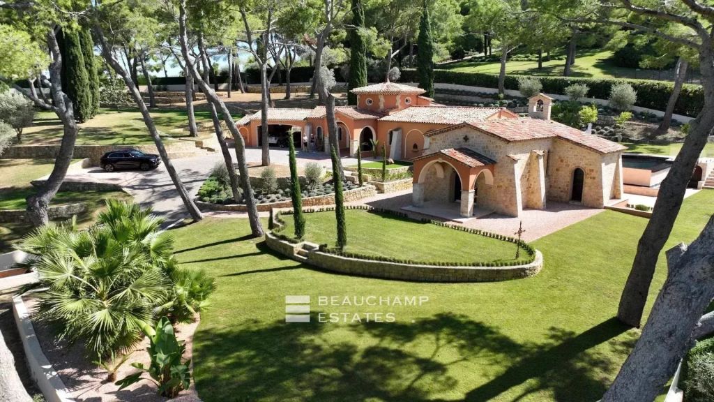 Le Cannet – Elegant Renovated Provençal Villa with Exceptional Sea View