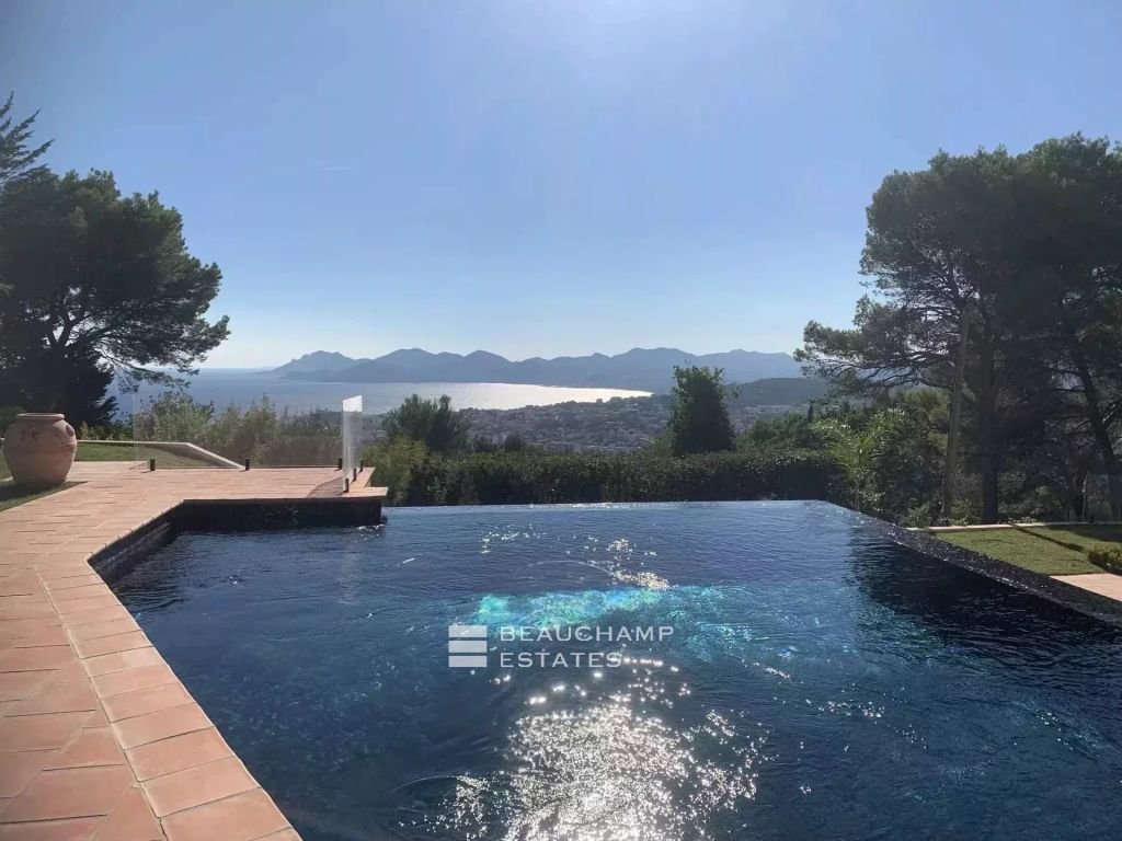 Le Cannet – Elegant Renovated Provençal Villa with Exceptional Sea View