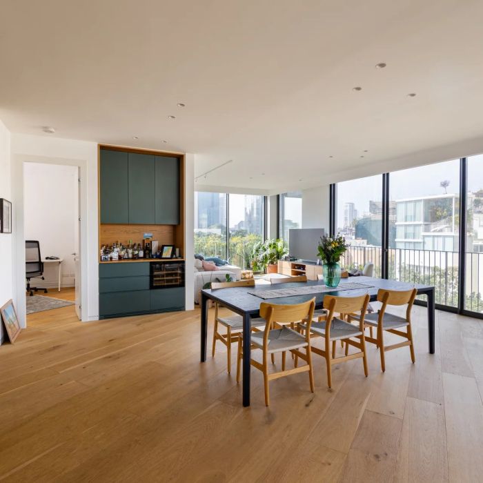 Light-filled fourth-floor apartment overlooking Rothschild Boulevard