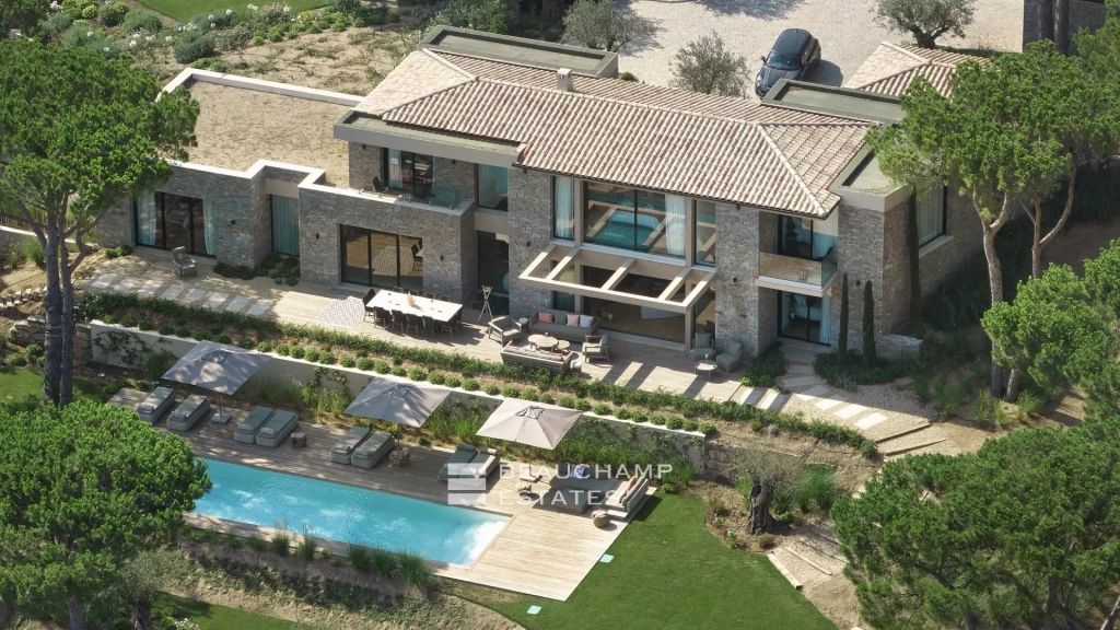 Luxurious contemporary 6 bedroom villa a stone’s throw from the center of Saint-Tropez