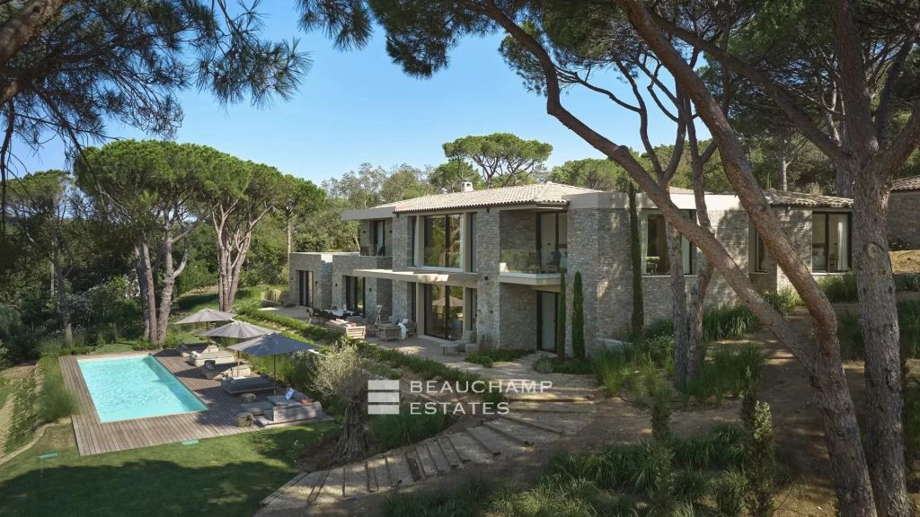 Luxurious contemporary 6 bedroom villa a stone’s throw from the center of Saint-Tropez