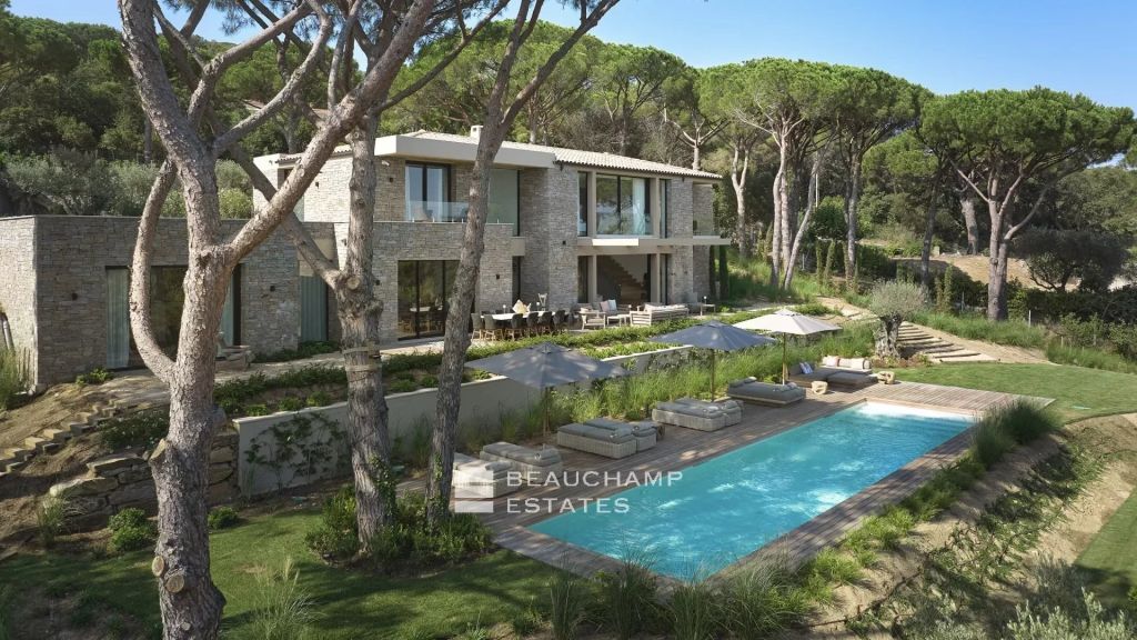 Luxurious contemporary 6 bedroom villa a stone’s throw from the center of Saint-Tropez