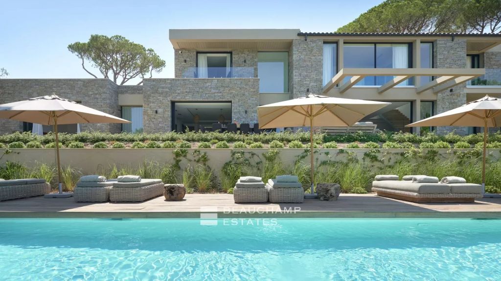 Luxurious contemporary 6 bedroom villa a stone’s throw from the center of Saint-Tropez