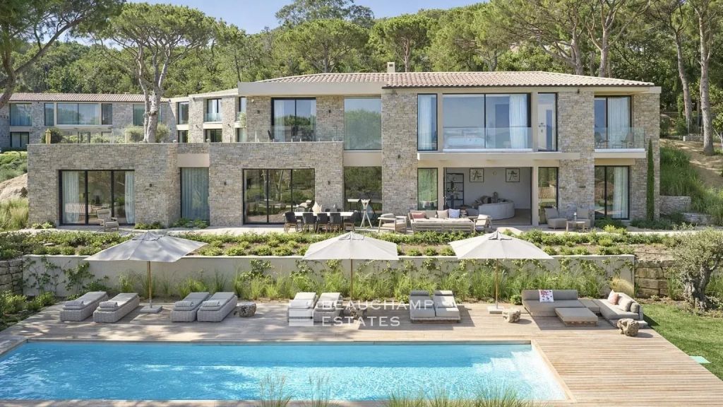 Luxurious contemporary 6 bedroom villa a stone’s throw from the center of Saint-Tropez