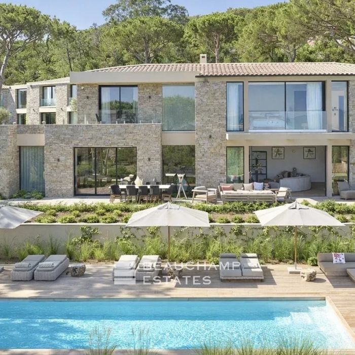 Luxurious contemporary 6 bedroom villa a stone’s throw from the center of Saint-Tropez