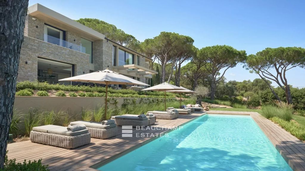 Luxurious contemporary 6 bedroom villa a stone’s throw from the center of Saint-Tropez