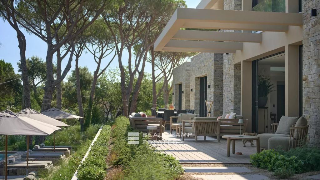 Luxurious contemporary 6 bedroom villa a stone’s throw from the center of Saint-Tropez