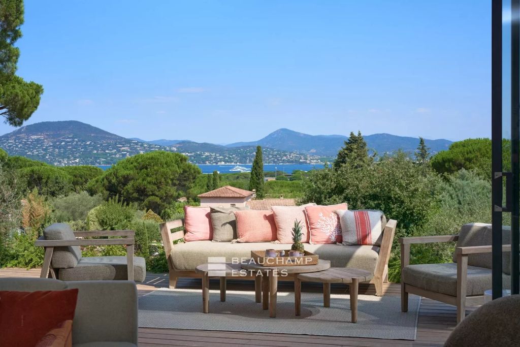 Luxurious contemporary 6 bedroom villa a stone’s throw from the center of Saint-Tropez