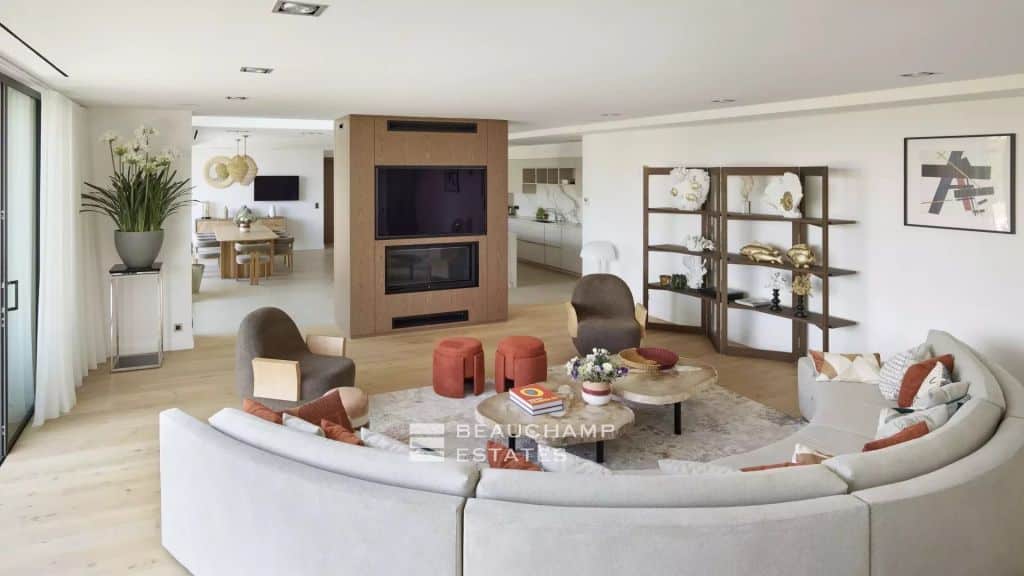 Luxurious contemporary 6 bedroom villa a stone’s throw from the center of Saint-Tropez