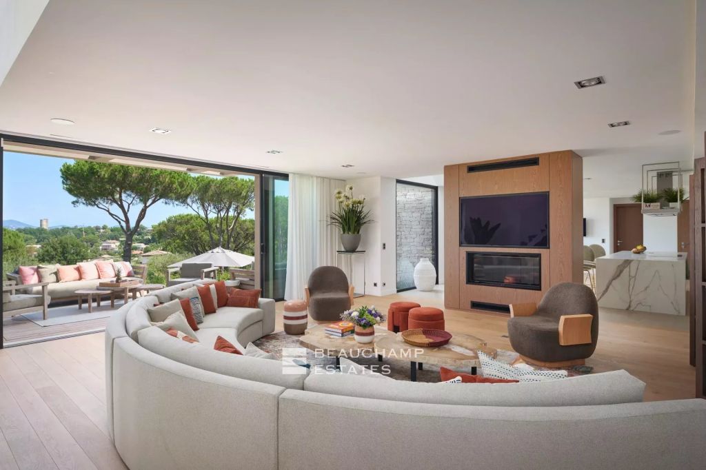 Luxurious contemporary 6 bedroom villa a stone’s throw from the center of Saint-Tropez