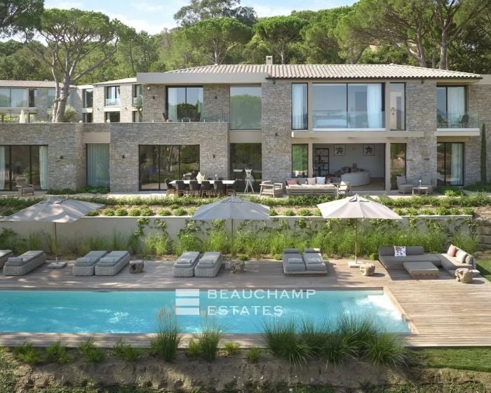 Luxurious contemporary 6 bedroom villa a stone’s throw from the center of Saint-Tropez