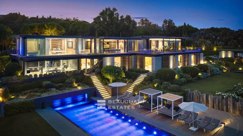 Luxurious contemporary villa in Pampelonne beach and Club55