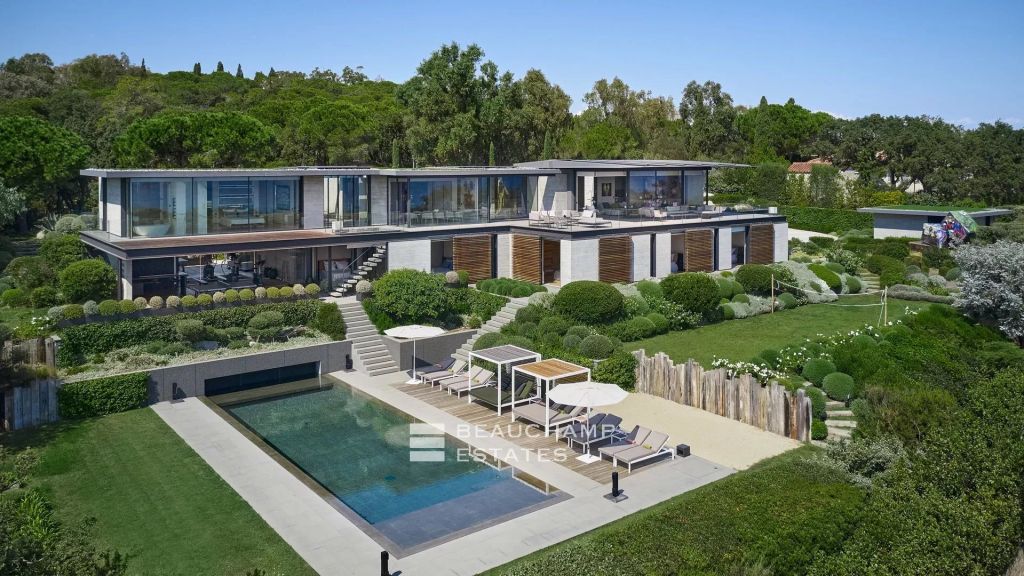 Luxurious contemporary villa in Pampelonne beach and Club55