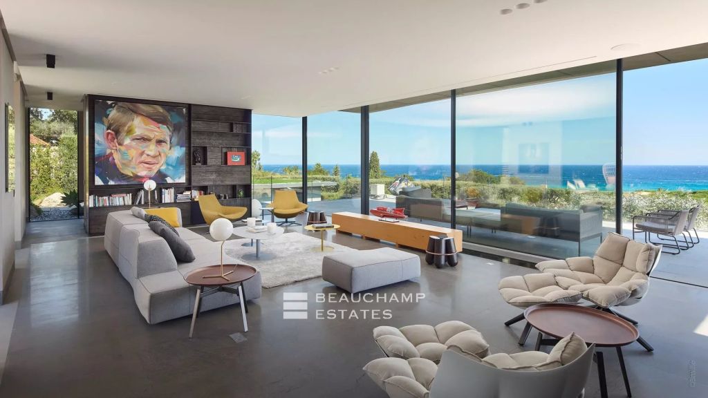 Luxurious contemporary villa in Pampelonne beach and Club55