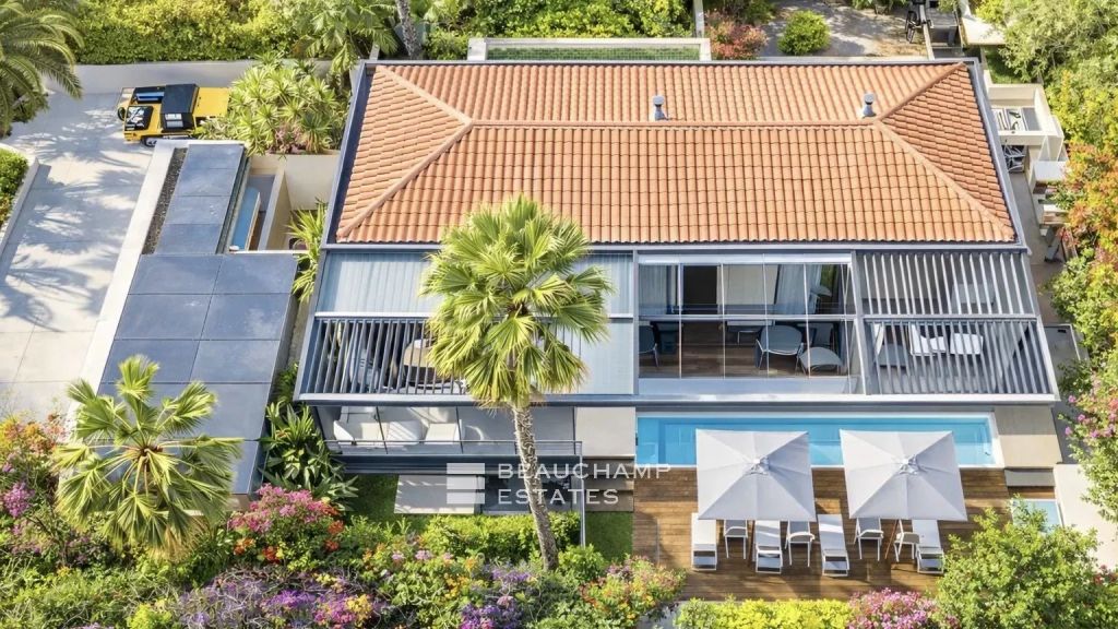Luxurious contemporary villa just 100 meters from the center of Saint-Tropez