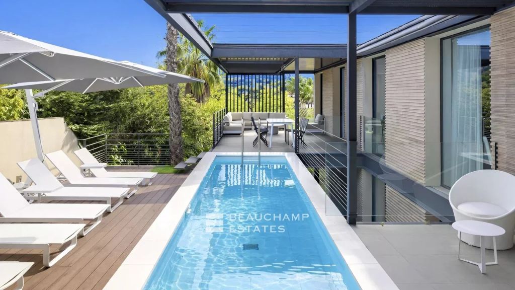 Luxurious contemporary villa just 100 meters from the center of Saint-Tropez