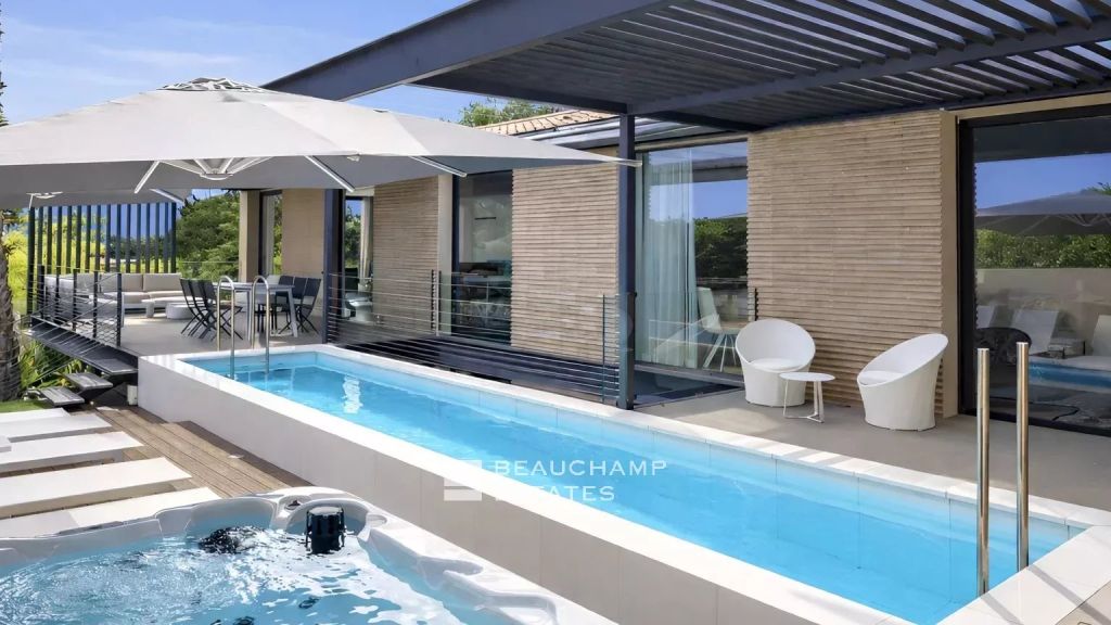 Luxurious contemporary villa just 100 meters from the center of Saint-Tropez