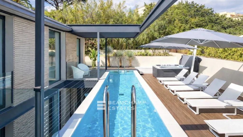 Luxurious contemporary villa just 100 meters from the center of Saint-Tropez