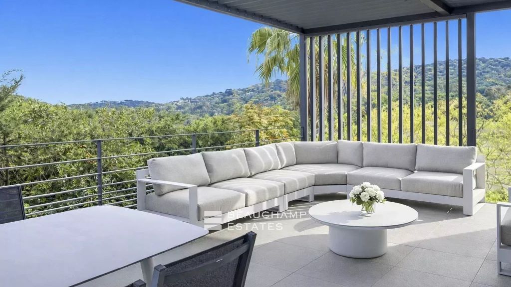 Luxurious contemporary villa just 100 meters from the center of Saint-Tropez