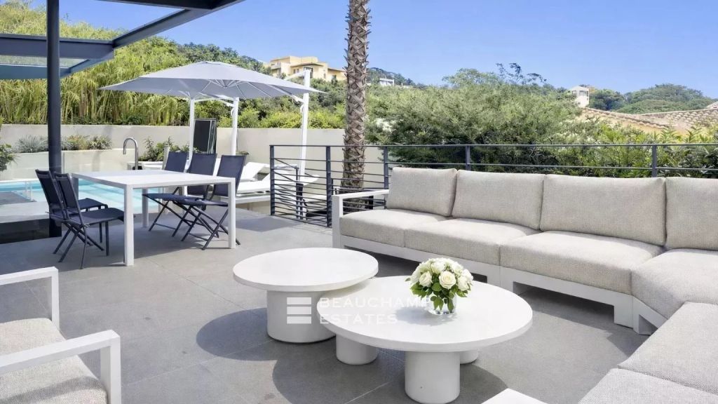Luxurious contemporary villa just 100 meters from the center of Saint-Tropez