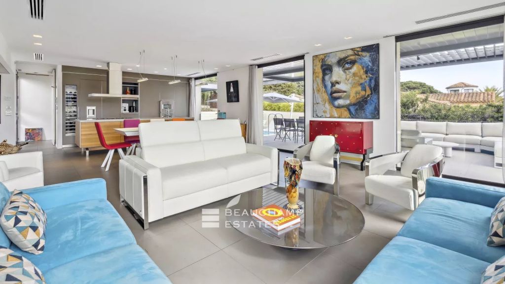 Luxurious contemporary villa just 100 meters from the center of Saint-Tropez