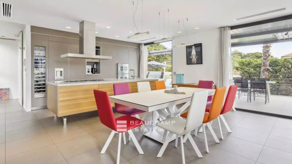 Luxurious contemporary villa just 100 meters from the center of Saint-Tropez